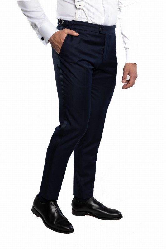 Granatowy wełniany smoking VITERBO z atłasowymi klapami w szpic szyty na miarę | kolekcja LUXURY