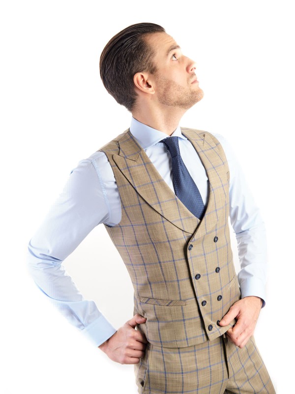 Beżowa męska kamizelka dwurzędowa w niebieską kratę windowpane szyta na miarę